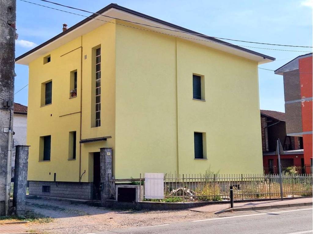 casa indipendente in vendita a Borgomanero in zona Santa Croce