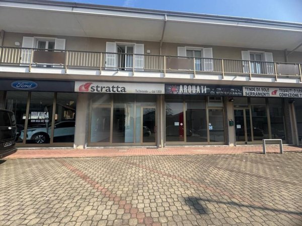 locale commerciale in vendita a Borgomanero in zona Vergano