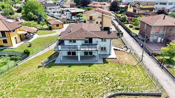 casa indipendente in vendita a Borgomanero in zona Rivano