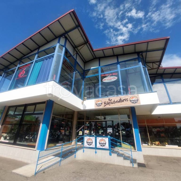 locale commerciale in vendita a Borgomanero