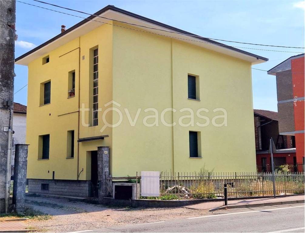 casa indipendente in vendita a Borgomanero in zona Santa Croce
