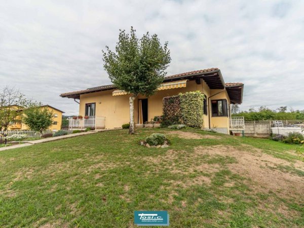 casa indipendente in vendita a Borgomanero