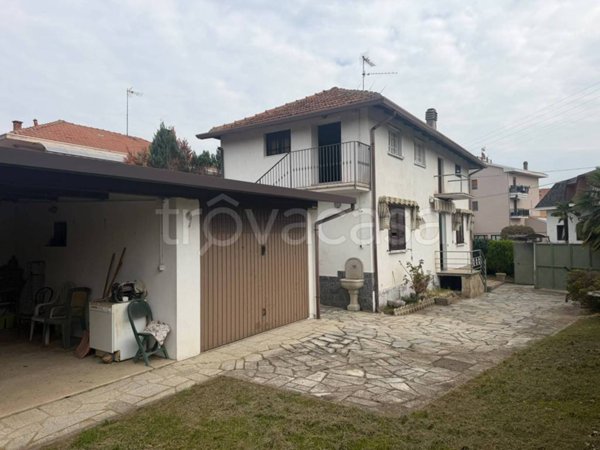 casa indipendente in vendita a Borgomanero