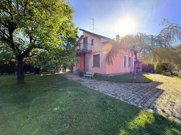 casa indipendente in vendita a Borgomanero in zona Rivano