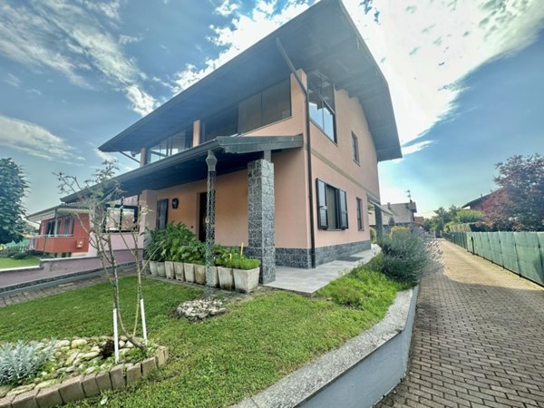 casa indipendente in vendita a Borgo Ticino
