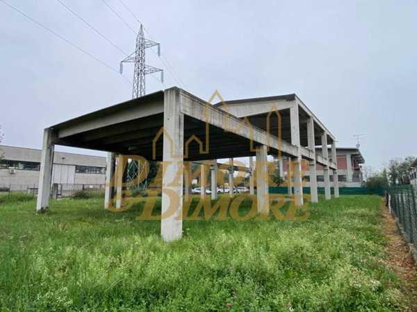 locale commerciale in vendita a Borgo Ticino