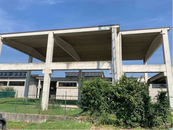 locale commerciale in vendita a Borgo Ticino