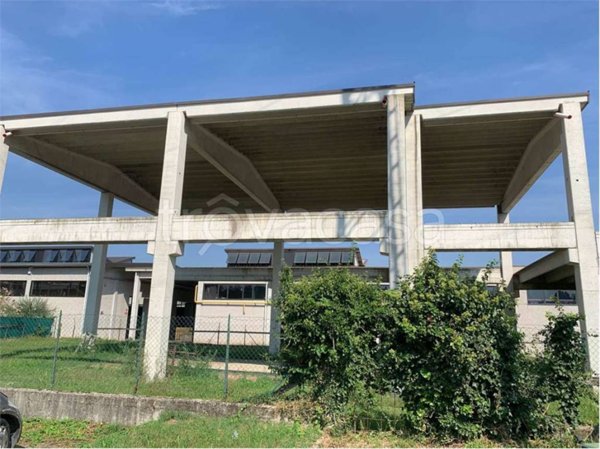 locale commerciale in vendita a Borgo Ticino