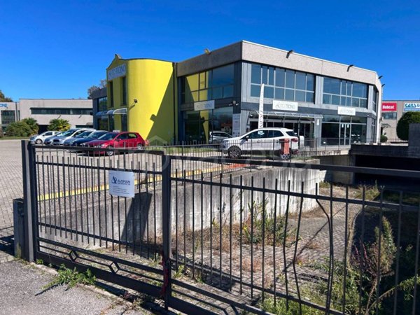 locale commerciale in vendita a Borgo Ticino