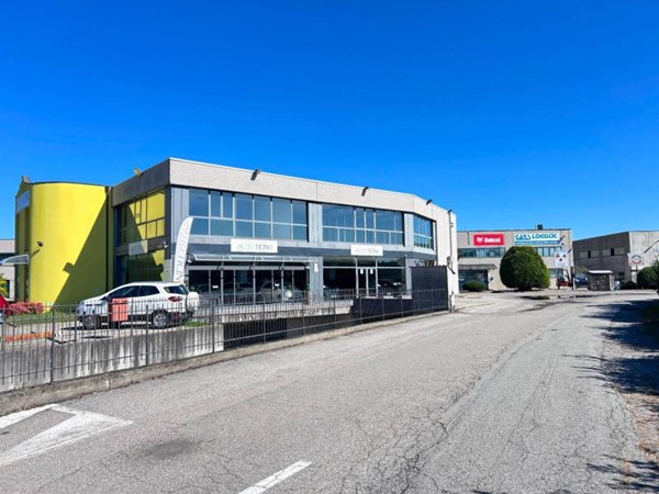 locale commerciale in vendita a Borgo Ticino
