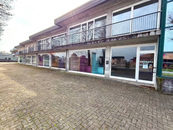 locale commerciale in vendita a Borgo Ticino