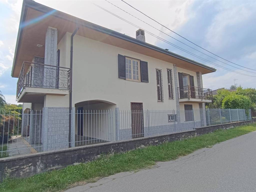 casa indipendente in vendita a Briga Novarese