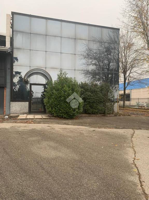 locale commerciale in vendita a Caltignaga