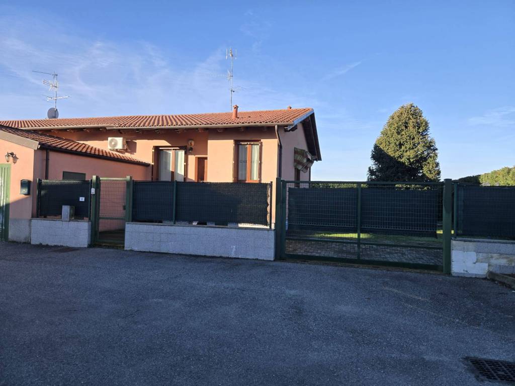 casa indipendente in vendita a Caltignaga in zona Sologno