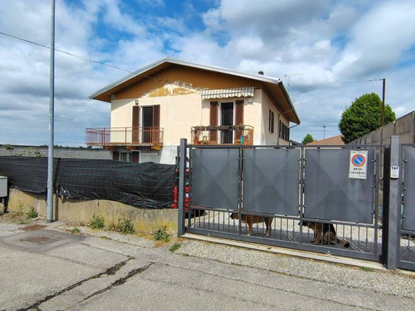 casa indipendente in vendita a Caltignaga