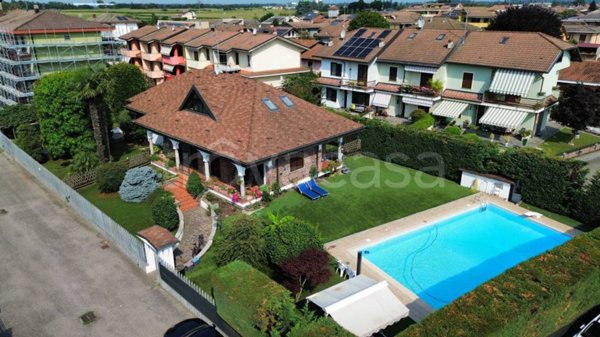 casa indipendente in vendita a Cameri