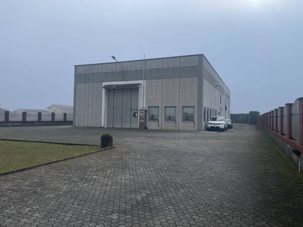 locale commerciale in vendita a Cameri