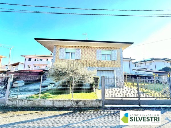 casa indipendente in vendita a Cameri