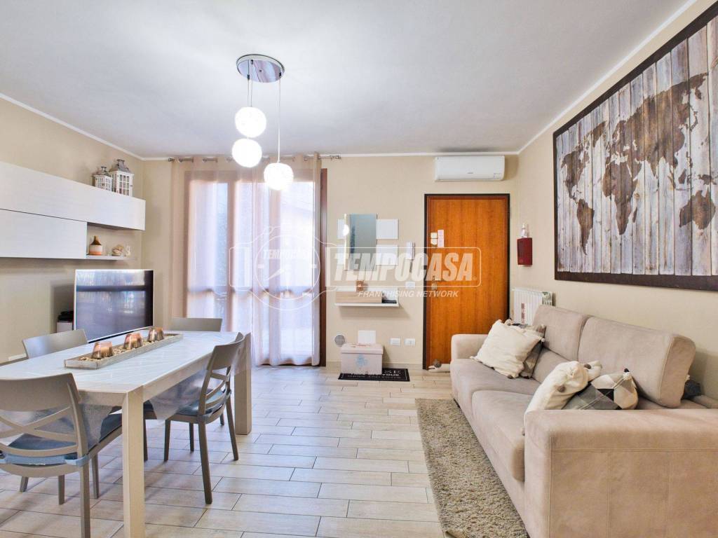 casa indipendente in vendita a Cameri