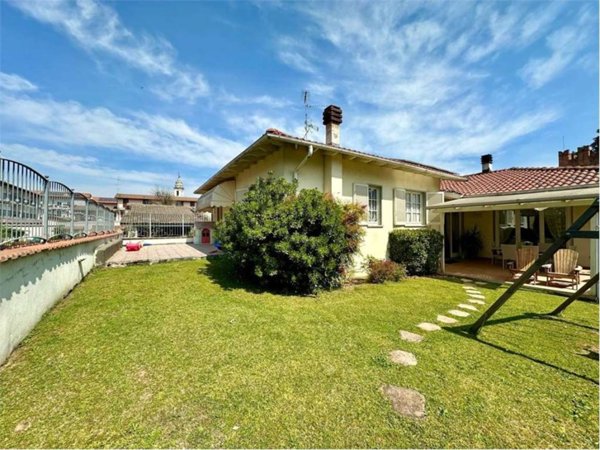 casa indipendente in vendita a Cameri