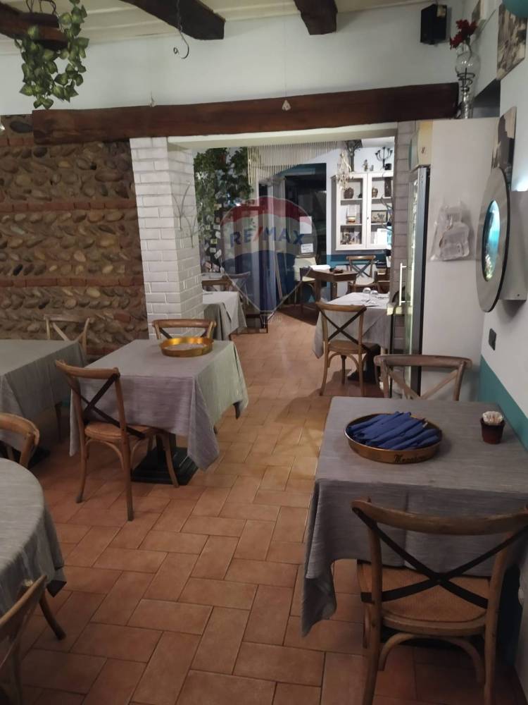 locale commerciale in vendita a Cameri