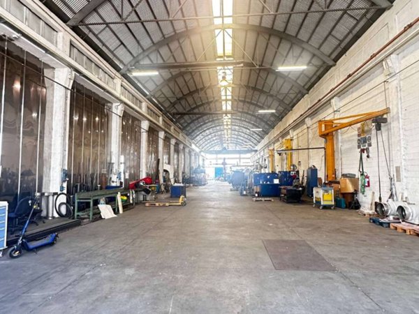 locale commerciale in vendita a Cameri