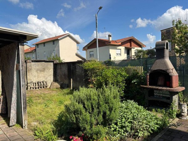 casa indipendente in vendita a Cameri