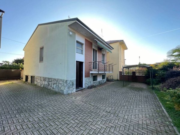 casa indipendente in vendita a Cameri