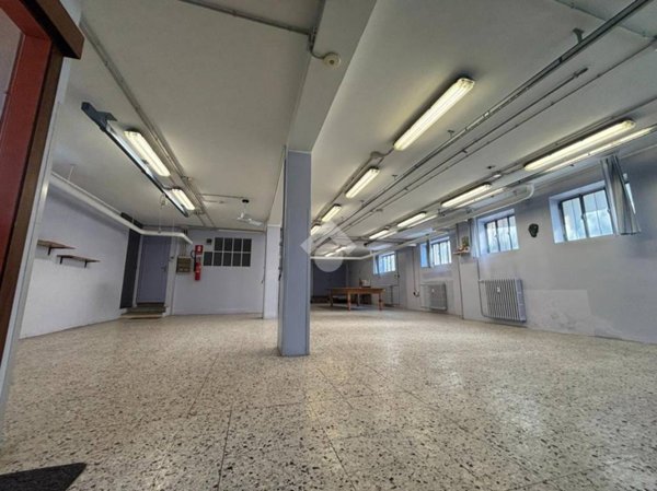 locale commerciale in vendita a Cameri