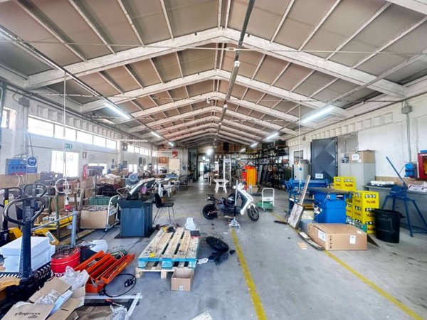 locale commerciale in vendita a Cameri