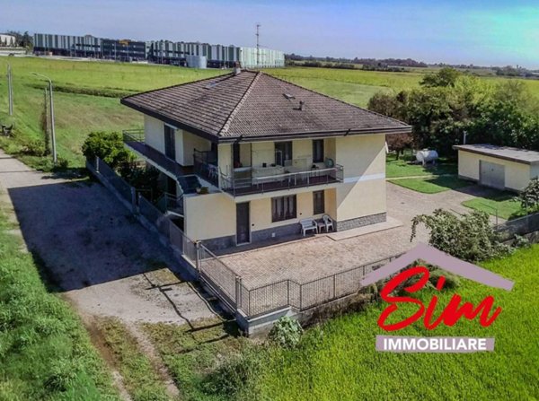 casa indipendente in vendita a Cameri