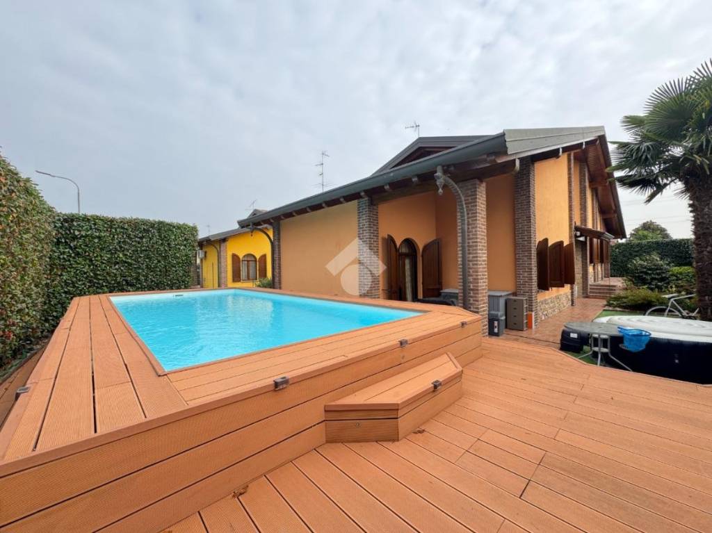 casa indipendente in vendita a Cameri