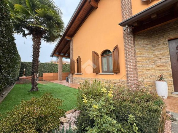casa indipendente in vendita a Cameri in zona Nivellina