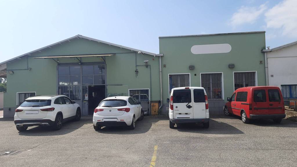 locale commerciale in vendita a Cameri