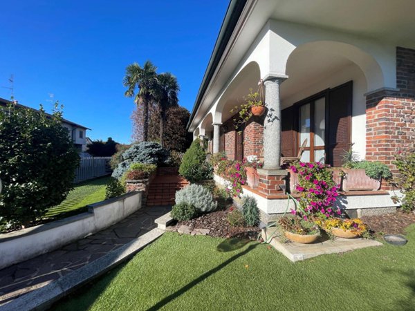 casa indipendente in vendita a Cameri