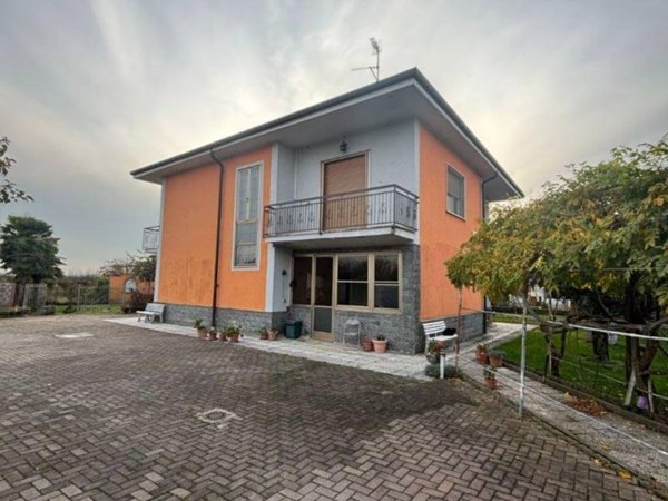 casa indipendente in vendita a Cameri