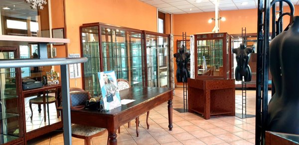 locale commerciale in vendita a Cameri