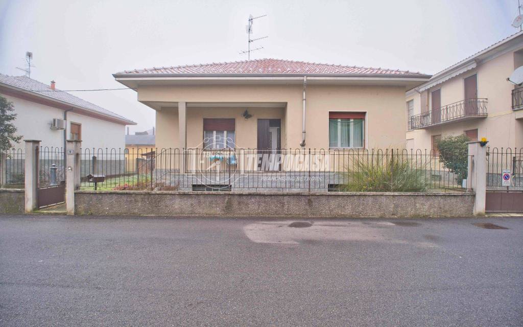 casa indipendente in vendita a Cameri