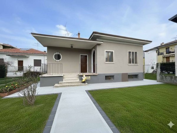 casa indipendente in vendita a Cameri