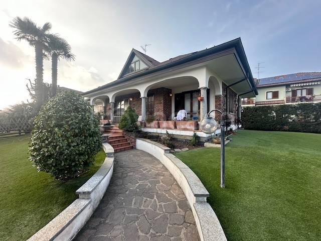 casa indipendente in vendita a Cameri