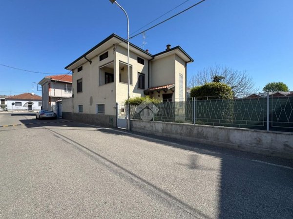 casa indipendente in vendita a Cameri