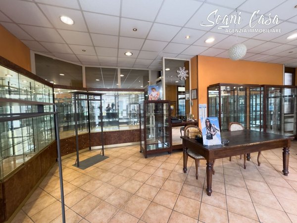 negozio in vendita a Cameri