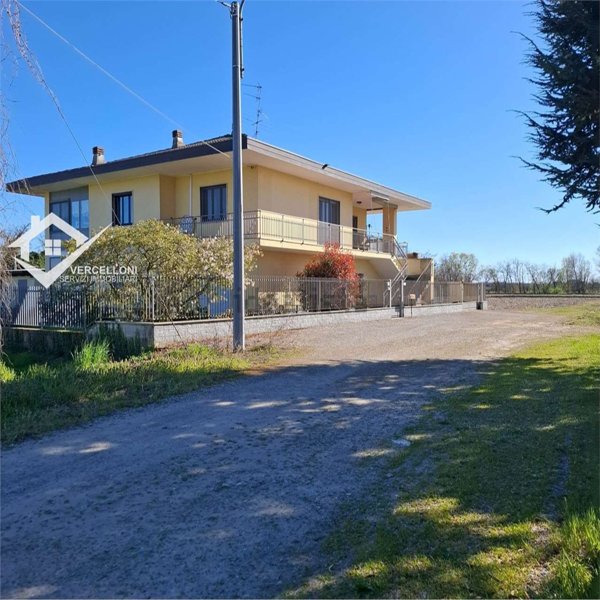 casa indipendente in vendita a Cameri