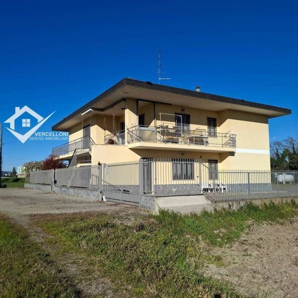 casa indipendente in vendita a Cameri