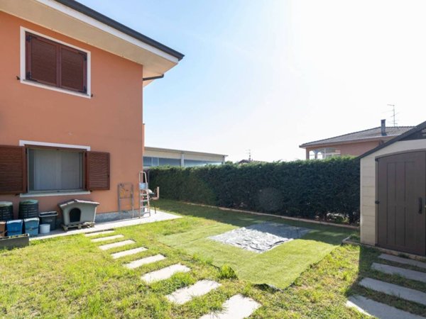 appartamento in vendita a Cameri in zona Nivellina