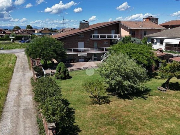 casa indipendente in vendita a Cameri in zona Nivellina