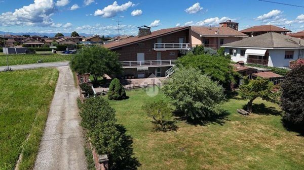 casa indipendente in vendita a Cameri in zona Nivellina