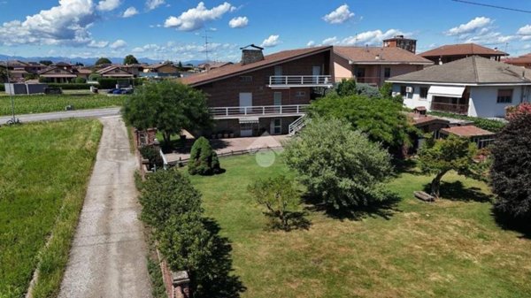 casa indipendente in vendita a Cameri in zona Nivellina