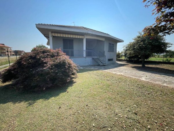 casa indipendente in vendita a Cameri in zona Nivellina