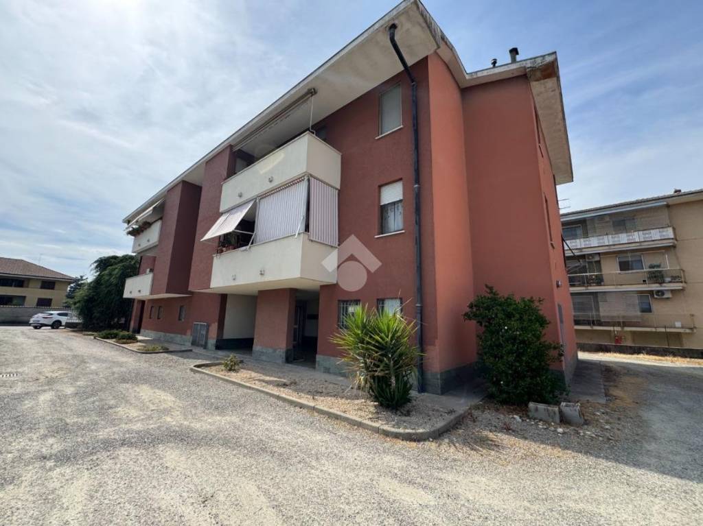 appartamento in vendita a Cameri in zona Nivellina